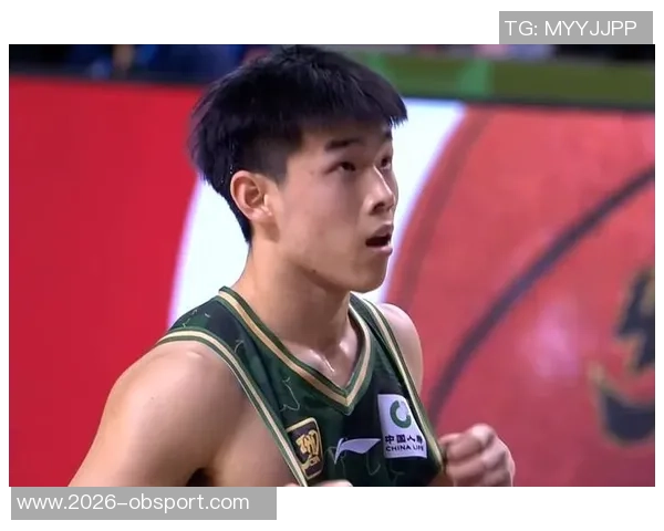 林葳在俄勒冈大学积极训练与队友们共同参与团建活动展现团队精神